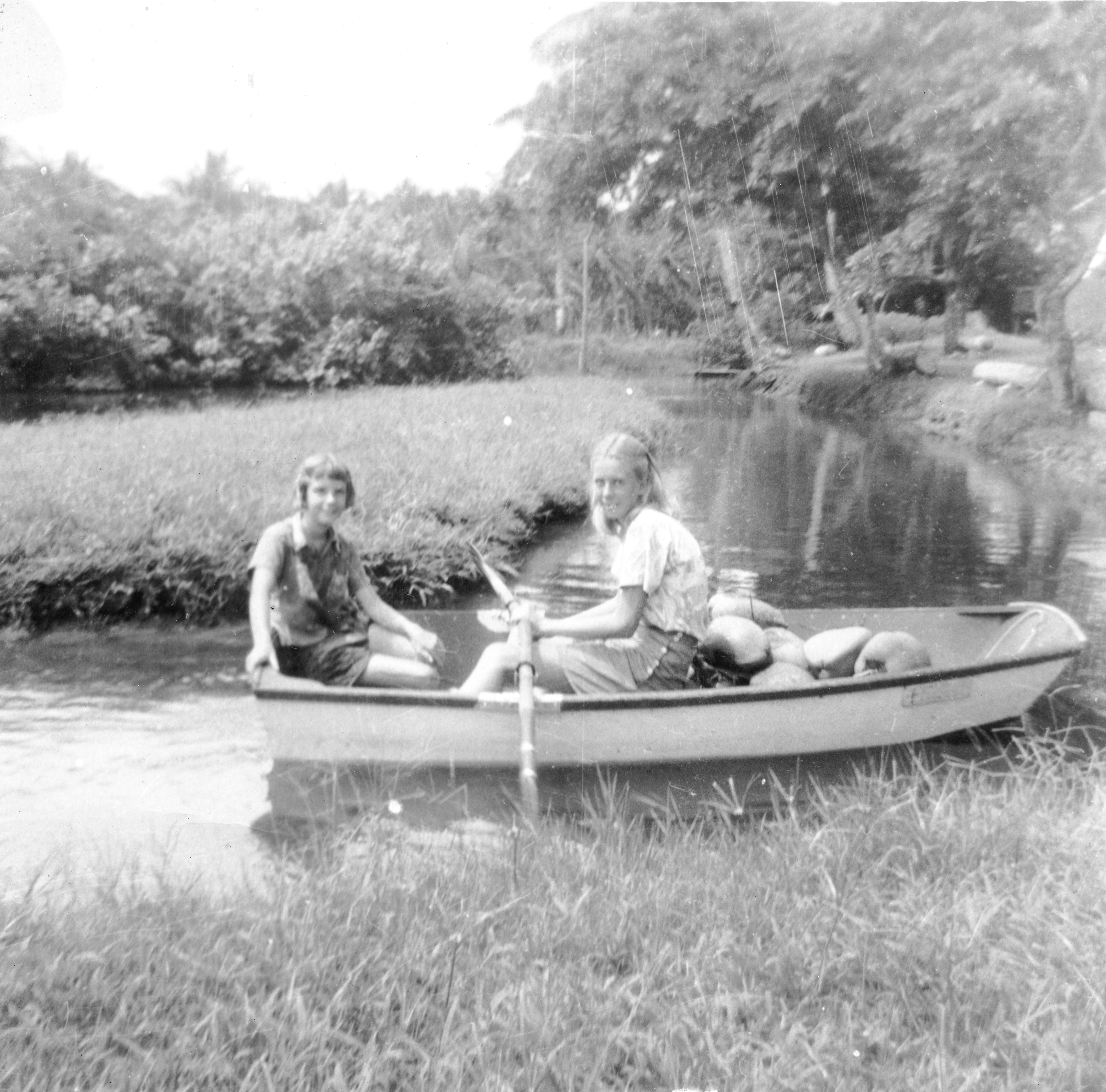 Rita and Berta in Frisky rowboat in the laguna